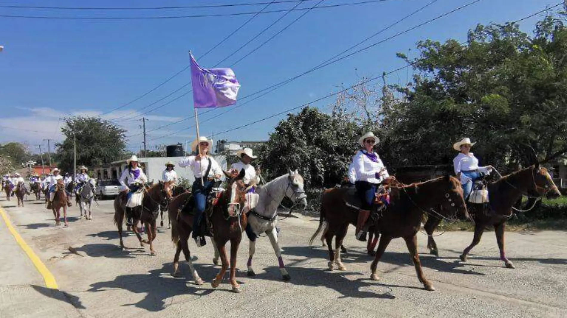 Cabalgata de mujeres en Ozuluama 